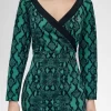 Vestido de mujer con estampado de serpiente y hombros descubiertos Vestido de mujer con estampado de serpiente y hombros descubiertos