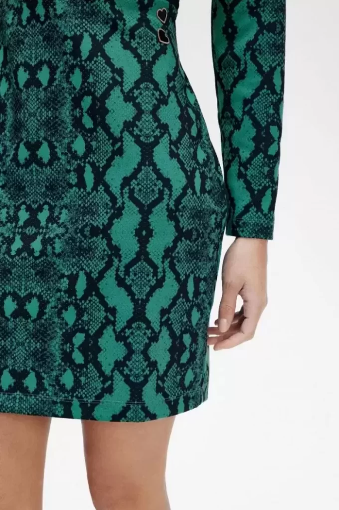 Vestido de mujer con estampado de serpiente y hombros descubiertos Vestido de mujer con estampado de serpiente y hombros descubiertos