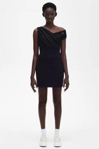 Vestido de mujer con hombros descubiertos Vestido de mujer con hombros descubiertos