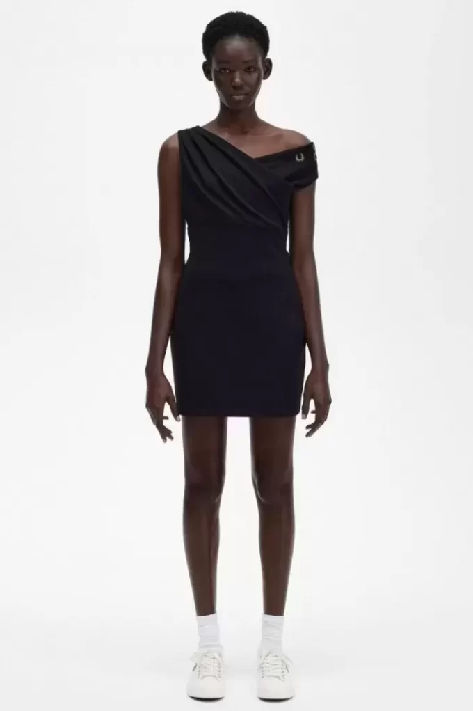 Vestido de mujer con hombros descubiertos Vestido de mujer con hombros descubiertos