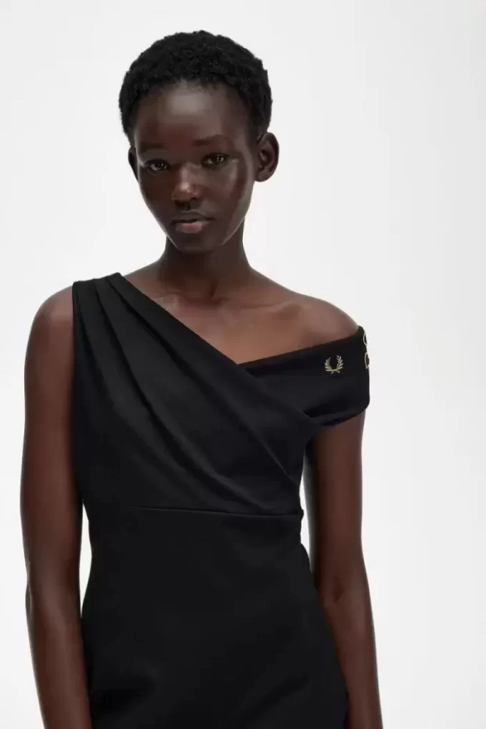 Vestido de mujer con hombros descubiertos Vestido de mujer con hombros descubiertos