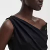 Vestido de mujer con hombros descubiertos Vestido de mujer con hombros descubiertos