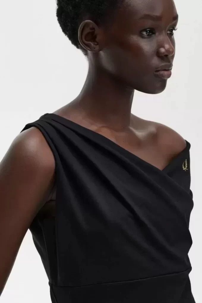 Vestido de mujer con hombros descubiertos Vestido de mujer con hombros descubiertos