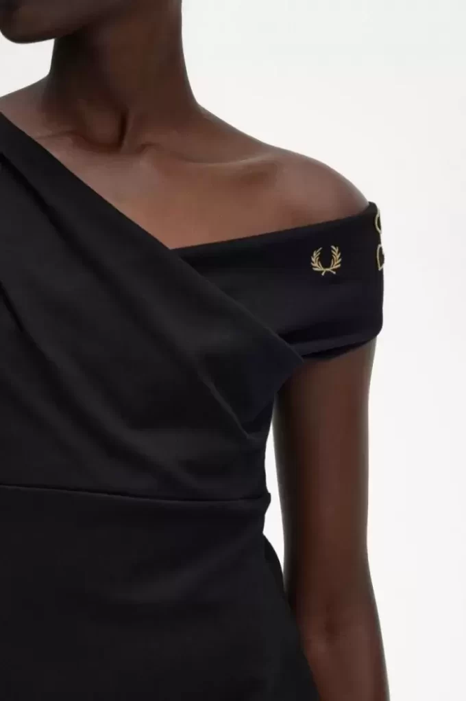 Vestido de mujer con hombros descubiertos Vestido de mujer con hombros descubiertos